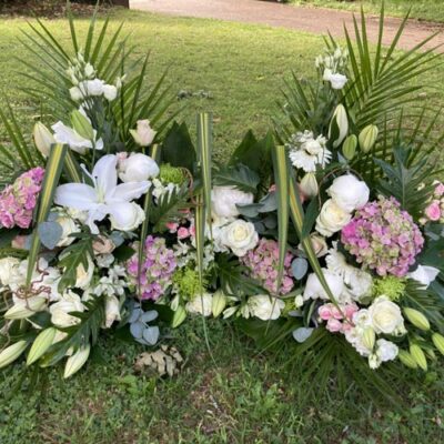 Compositions-piquees-de-fleurs-tombes